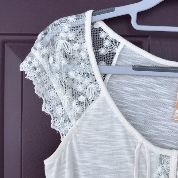 Cream Colored Short Sleeved Lace Top Size Small - Picture 11 of 12
